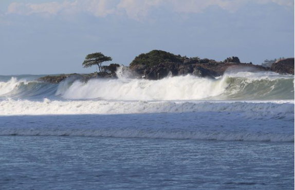 Surfista De S O Paulo Morre Ap S Ser Atingido Por Sequencia De Ondas