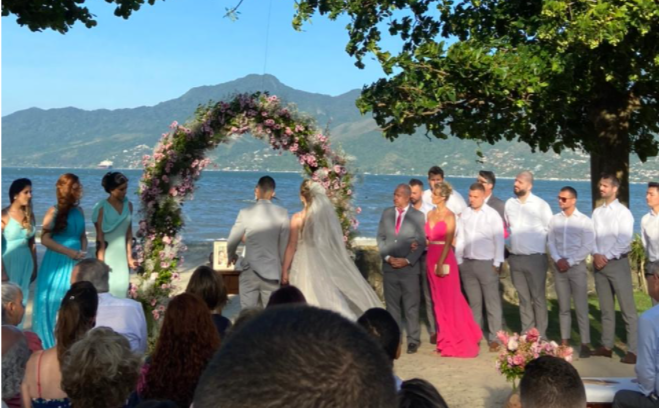 Casamento de Estela Vukovic e Rafael Marinho, a beira mar, tendo Ilhabela aos fundos como cenário