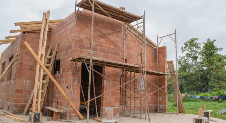 Casa em construção na aldeia do Rio Silveira