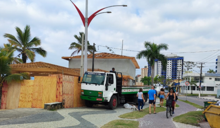 Orla de Caraguá vira estacionamento de carretas que transportam